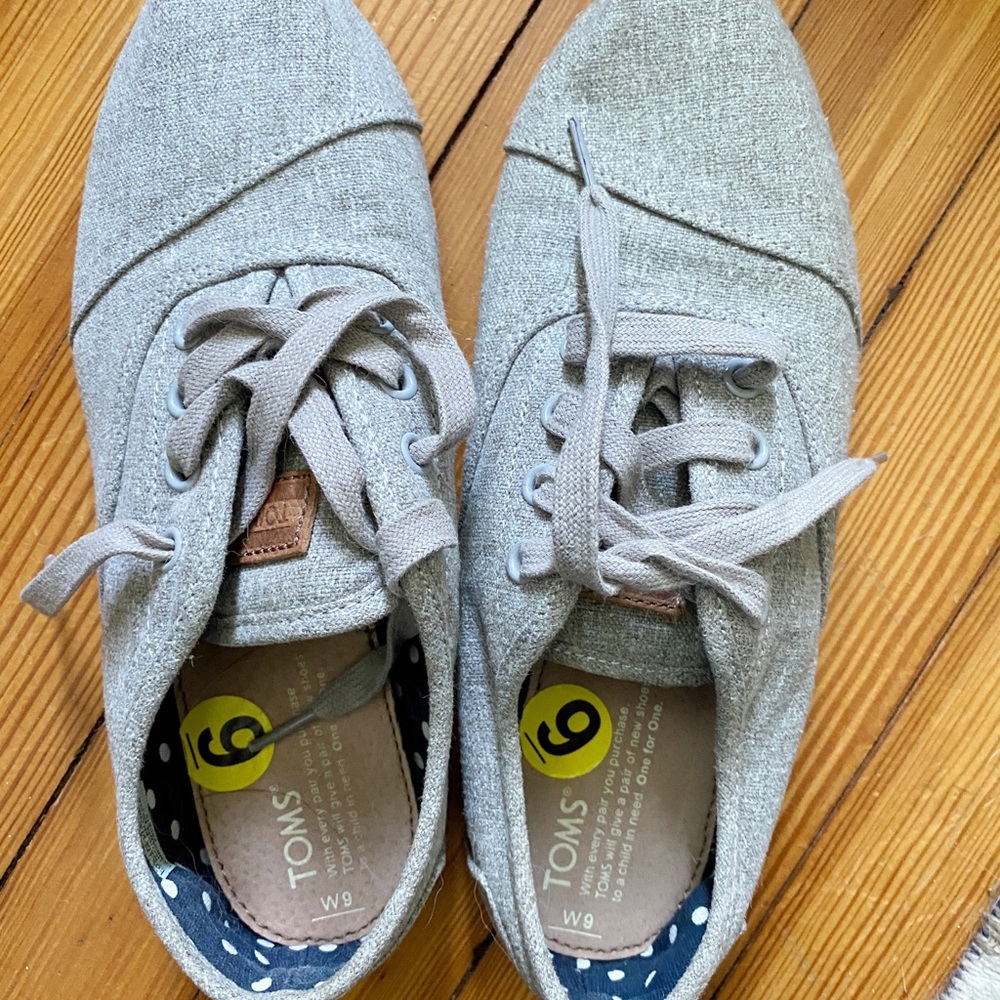 New, Never Worn; Toms canvas laced sneakers